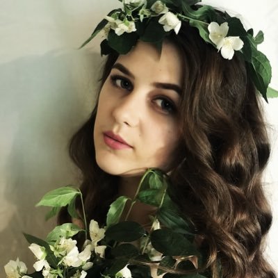 Божевільна миша. Дивна дівчина, яка хоче змінити цей світ на краще.