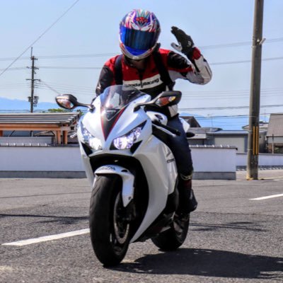 5/21 CBR1000RR (SC59後期)納車 理系の大学生ライダーです！！ 大学でマグネシウムの研究してます。一緒に走れるツーリング仲間募集してます^ ^ 無言フォロー失礼します。 バイク垢はフォロバ率100%！ ⚠️ビジネス系はお断り🙅‍♂️ 即ブロックします。2代目理系ライダー→@cbr600rr_ft