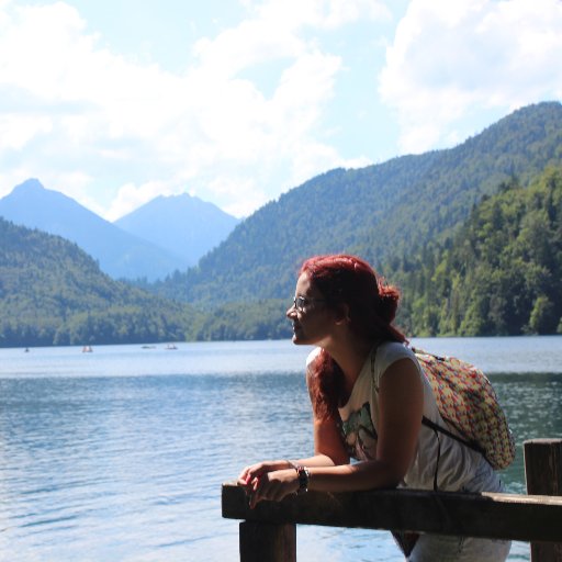 JuliaGarQue's profile picture. Maestra, psicopedagoga, vegana y feminista.