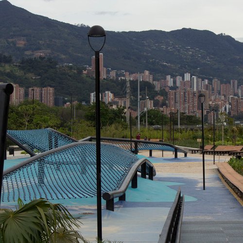 Proyecto de renovación urbana,  para transformar el corredor del río Medellín, en el eje ambiental y de espacio público de la ciudad.