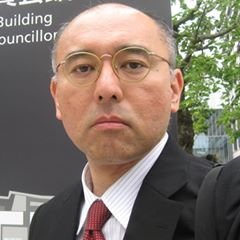 1969年京都市生まれの数え年57。二条城主。社会民主党中央規律委員。立命館大学法学部卒。京都大学大学院法学研究科修士課程修了。修士(法学)。予備校講師(公務員試験対策講座)。「孤高のインテリゲンチャ」「ダンディなディレッタント」。5ちゃんねるのハンドルネームは「野崎 靖仁 ◆SRygtoYk2c」