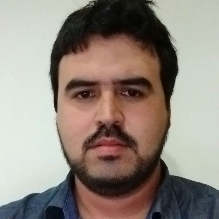 Recifense, casado, amante do futebol, torcedor do Santa Cruz-PE , trabalha no ramo de telecomunicações.