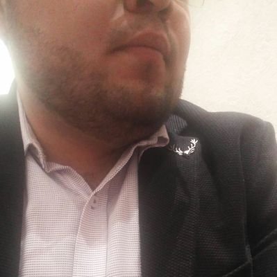 Crítico, cínico, cómico; pésimo. Realista con los pies en la luna, melomano a conveniencias, cervezófilo a tientas. Alma vieja bastante nuevecita!