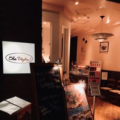 三越前駅直結コレド室町1の2階にあるイタリアンレストラン『ケ ヴォーリア!』です。 極薄ミラノ風ピッツァをお楽しみくださいませ。
