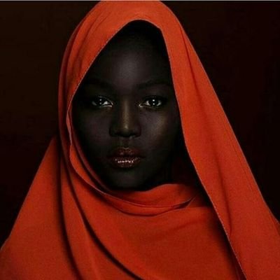 مخالف جَو/ حامی حقوق کودکان یمن/ علاقمند به خبرنگاری در حوزه خاورمیانه/ رئیس باند با ادب های توییتر/ هرکه را نیست ادب لایق صحبت نبوَد