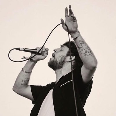 French support account for Tom Grennan and band 🇬🇧🇫🇷