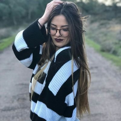 ~Me has enseñado a ver la luz que esconde un beso a ciegas
~Quien no aporte que se aparte.
Snap: rocio17m