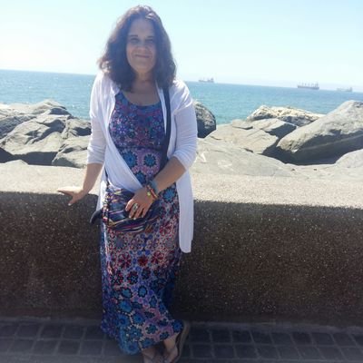 Diseñadora de profesión, feliz y positiva ante todo. Me gusta disfrutar la vida... especialmente lo que tenga que ver con expresión y creatividad