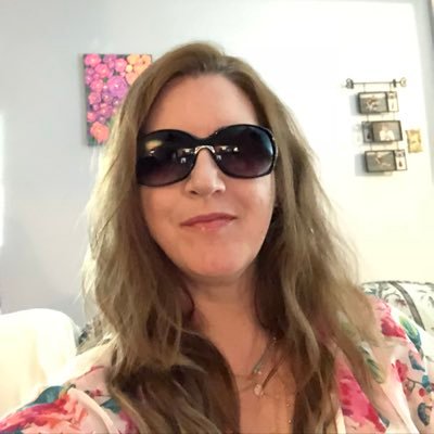 Artist, teacher, momma of 6 beautiful children, and a small pack of kitties.