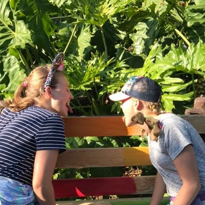 sarahthedalton's profile picture. I see you’re wearing pants today