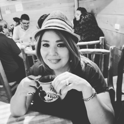 Periodista, Comunicadora Social. Decana y docente universitaria.