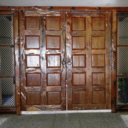 Providing furniture grade front door finishing/refinishing, decorative glazing to enhance architectural details, annual maintenance coating for preservation