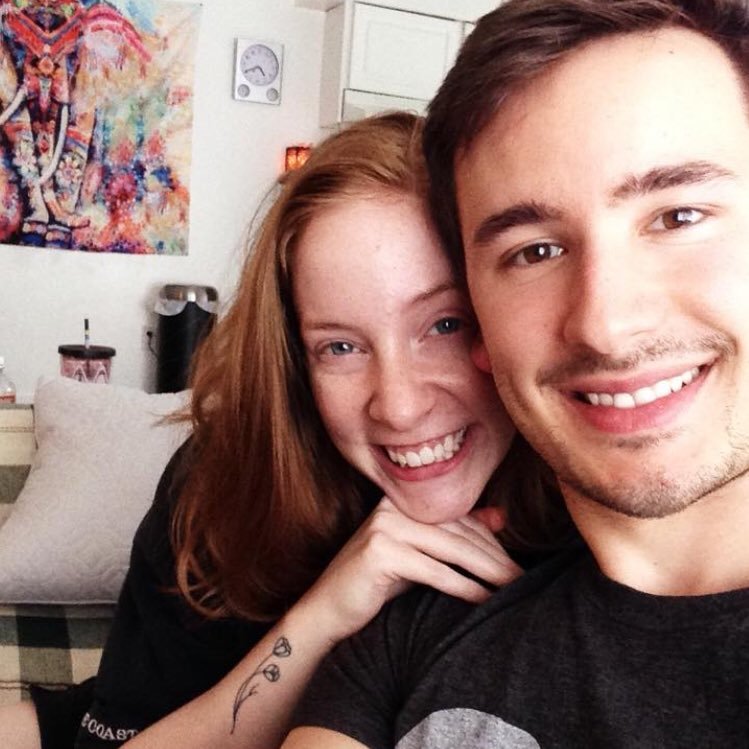 taylorvicleigh's profile picture. avoiding eye contact