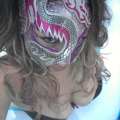 luchadora profecional
 me encanta el estilo extremo...