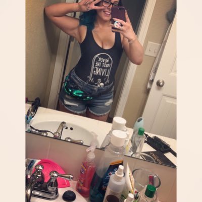 Mermaid_soul_'s profile picture. She dreams of the ocean late at night and longs for the wild salt air. Do no harm but take no shit. Proud fur mommy.