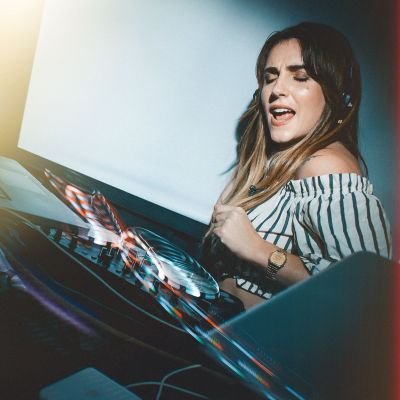 DJ • Licenciada en Estudios Internacionales • Analista Internacional • Periodismo Internacional • Mktg. Digital • Diseñadora de Modas • Founder @JeviStore