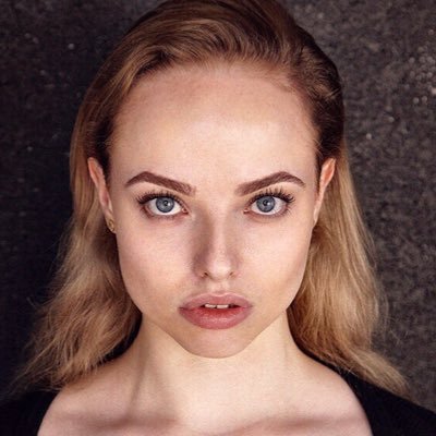 Taking bookings for headshots/portraits. Based at Shad Thames. Run by @miroarva