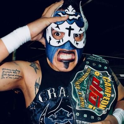 Luchador mexicano profesional de DTU estilo extremo #elmasloco professional wrestler