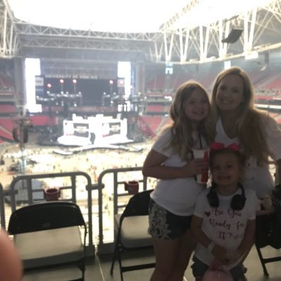 Lover of TSwift, mom to 2 beautiful girls!!