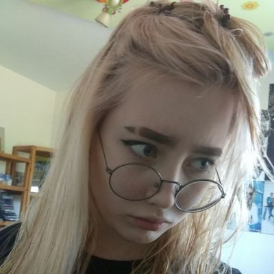 DSHTN666's profile picture. девочка,которая фотографируется в падике