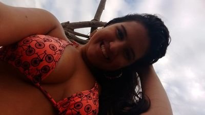Menina sorridente, dentro dela há um Deus. Ela sabe, ela sente♡♥
