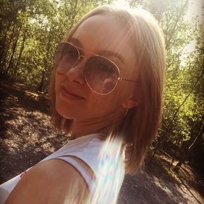 elliebiggs12's profile picture. Only here for #GCSEmemes2018✌🏼