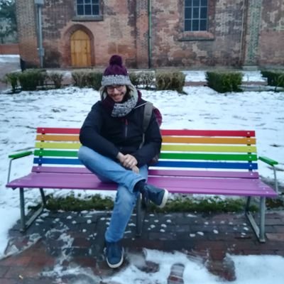 Pareil que @QuaranteBleu mais en plus gênant. Fleur bleue jusqu'au bout des cheveux. Social Justice Quadri-classé. Des livres, du JdR, ce genre de fadaises.