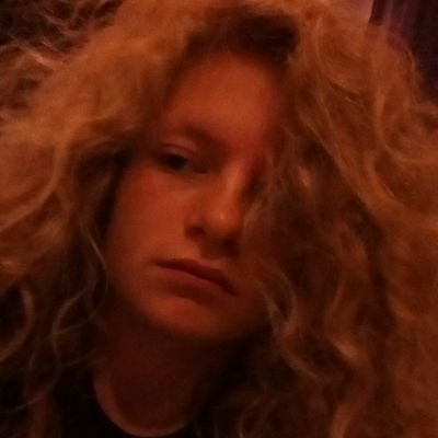 Elle / 22 ans / bobosocialope islamogauchiasse / féministe hystérique aux cheveux bleus