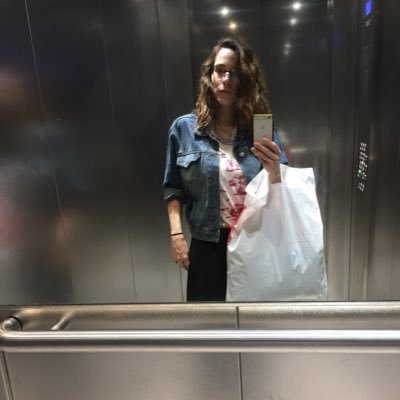 Passionnée de mode, curieuse de tout et du partage. Tout ce que demain sera m'intéresse! Chef de produits PAP femme haut de gamme/luxe.