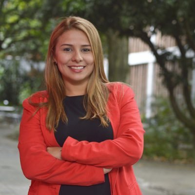 Comunicadora, soñadora y visionaria!! realizadora de TV bastante sonriente y leal ( mis opiniones no comprometen los lugares donde trabajo)