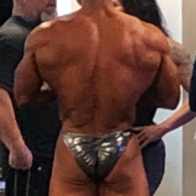 Muscle makes me 💦😈 Profile pic is what I like, cheekily taken at a competition.