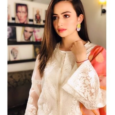 so where are Sana javed's fans. 


actress, artist.