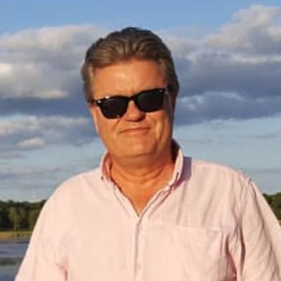 Stolt KHKare FKKare IFKare och FBKare. Volontär i KHK 2001-2012. Numera glad läktarexpert. Livsnjutare.