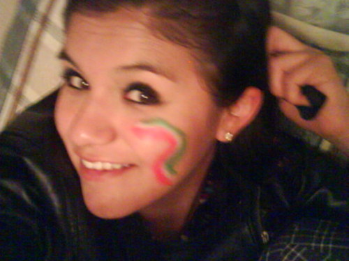 Quien te lastima te hace FUERTE, quien te critica te hace IMPORTANTE, quien te envidia te hace VALIOSO.