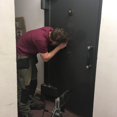 Young freelance safe cracker in the Uk! Locks and Safes are my passion.