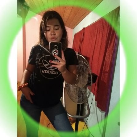 _Paredesviviana's profile picture. Lo único que se es que mis amigas son todo lo que soy .