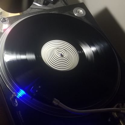 MPC-ist beatsmiff,  record collector/vinyl enthusiast moonlightin' as an A/V engineer.