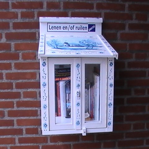 Minibieb en Kinderzwerfboekstation:
Gratis boeken lenen/ruilen/halen/brengen voor volwassenen en kinderen.