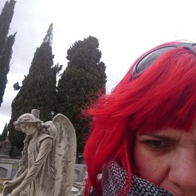 Periodista. Máster @rne. Cuento historias. Visito cementerios y hablo de los muertos. Aún no me contestan. El Arte me salva de mi misma. @FunerarteM es casa.