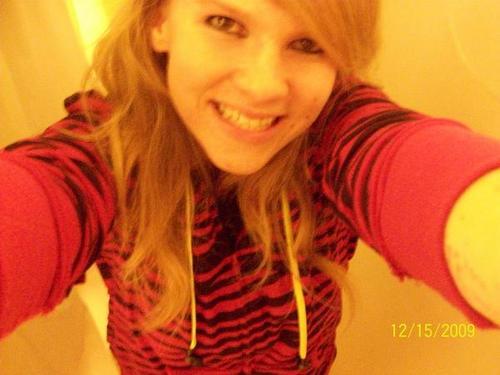 kittykatatonic's profile picture. i am bisexual and crazy but tht is why everyboddy loves me!!!