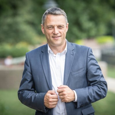Schepen Stad Roeselare | Ondernemer | Papa | Muzikant | Mede-auteur Steden maken het verschil | Region. VZ | Prov. VZ Open Vld