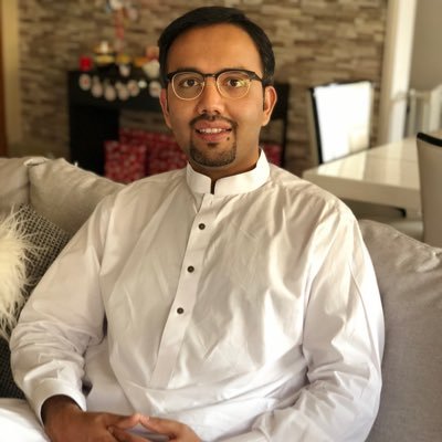 بے شک جو لوگ اپنے رب سے بن دیکھے ڈرتے ہیں ان کے لیے بخشش اور بڑا اجر ہے۔