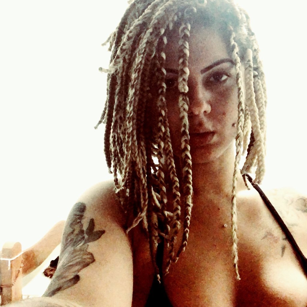 madameyas's profile picture. 