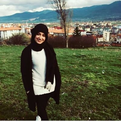Beyaz gülün gölgesi bile siyah kimseye güven olmaz