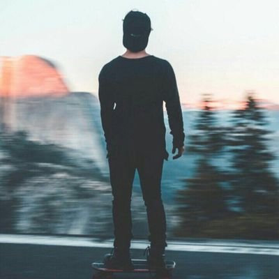 لا تدع غيرك يلون حياتك فربما لا يملك بيده سوى قلم اسود