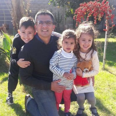 Argentino, clase 78, divorciado, tres hijos, hincha de San Lorenzo, Lic. en Administración Rural, Master en Dirección de Empresas. Flia, trabajo y mí casa.