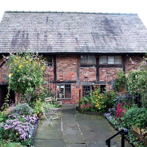 Knutsford Heritage Centre is housed in a reconstructed 17th century timber framed building previously known as Musgrave’s Yard.