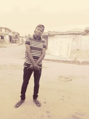 A young handsome man who is interested in girls... Am single n searching.