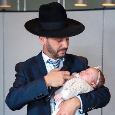 בוגר ישיבה, חזן ופייטן ,עורך חופה וקידושין, וכן טקסי זבד הבת בליווי קלידן , שמח ומשמח את הלבבות . הכנת ילדים לבר מצוה .