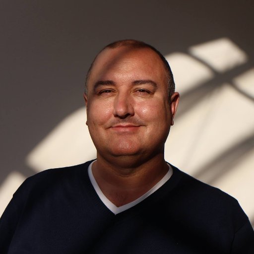 Digital media lecturer at @AAUPrague, marketing consultant, CZ-EN translator, DJ on @radio1prague. (TT) means translated tweets